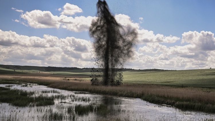 Un mortero cae en tierra fértil y en aguas dulces. El medioambiente herido por la guerra.