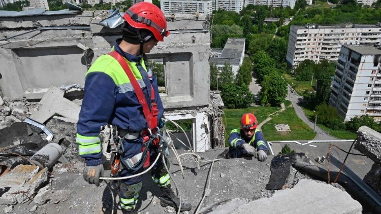 Soccorsi nella parte nord di Kharkiv, colpita dai bombardamenti