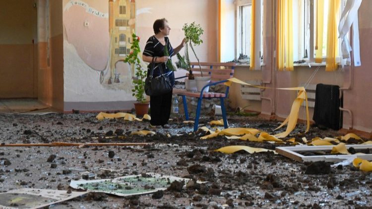 Una scuola colpita da un missile a Kharkiv (giugno 2022, Afp).