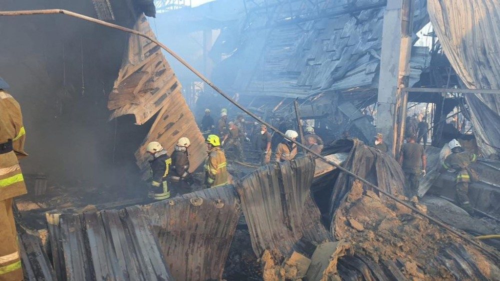 Esta foto tirada e divulgada pelo Serviço de Emergência do Estado da Ucrânia em 27 de junho de 2022 mostra equipes de resgate trabalhando em um shopping atingido por um ataque de mísseis russos na cidade de Kremenchuk, no leste da Ucrânia. (Foto do Serviço de Emergência do Estado da Ucrânia / AFP)