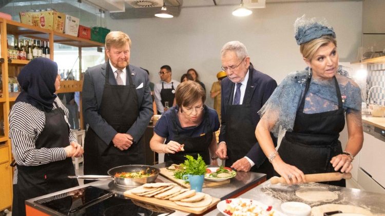  Bundespräsident Alexander Van der Bellen und seine Frau Doris Schmidauer (Mitte) mit König Willem-Alexander und Königin Máxima der Niederlande in einer Caritas-Einrichtung in Wien (Juni 2022)