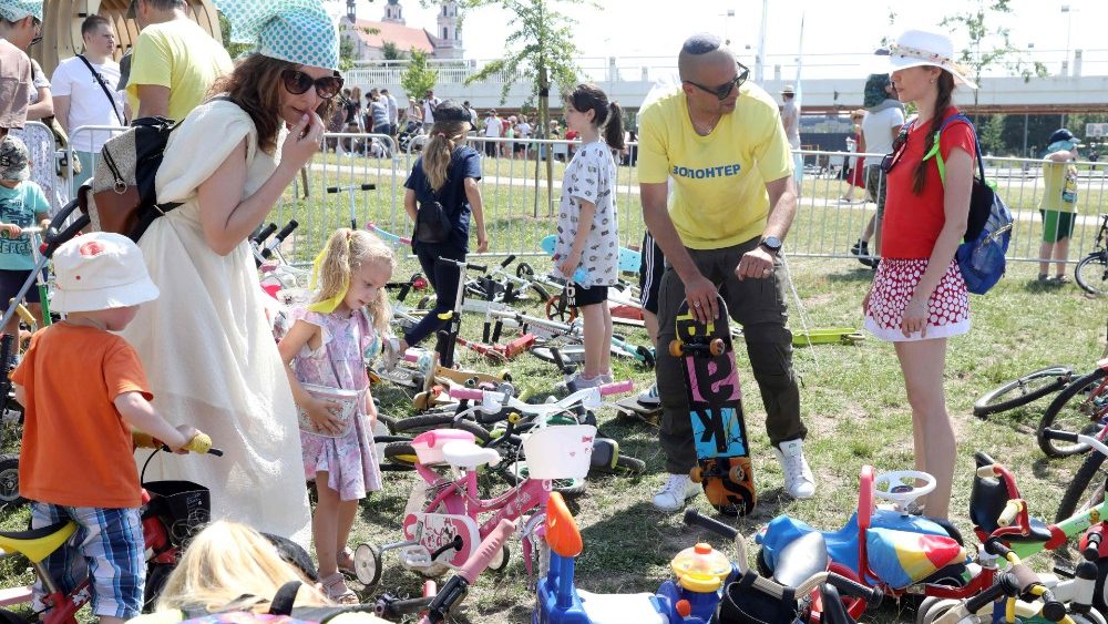 Crianças ucranianas escolhem bicicletas durante a campanha "Give a Ukrainian child a wheeled summer", perto da Ponte Branca em Vilnius, Lituânia. AFP/Petras Malukas