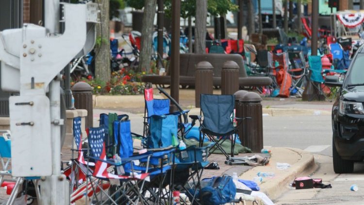 6 i morti nella sparatoria durante la parata del 4 luglio a Chicago. Il dolore del Papa in un telegramma 
