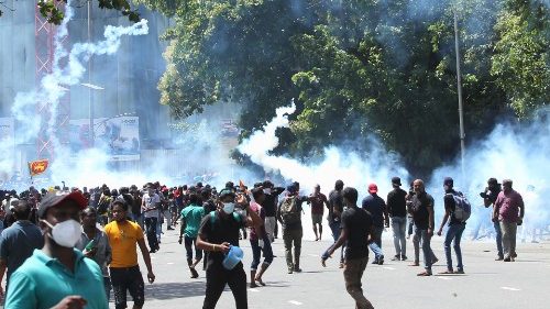 Sri Lanka: Demonstranten stürmen Präsidentenpalast
