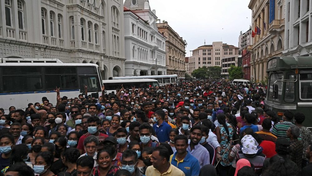 Pessoas se aglomeram para visitar a residência oficial do presidente do Sri Lanka, Gotabaya Rajapaksa, em Colombo, em 11 de julho de 2022, depois de ter sido invadida por manifestantes antigovernamentais. - Milhões de rúpias em dinheiro deixados pelo presidente do Sri Lanka quando ele fugiu de sua residência oficial foram entregues a um tribunal em 11 de julho depois de serem entregues por manifestantes, disse a polícia enquanto uma batalha de sucessão começava. (Foto de Arun SANKAR/AFP)
