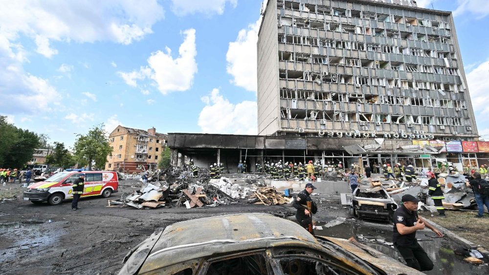 Bombeiros retiram escombros de um prédio danificado após um ataque aéreo russo na cidade de Vinnytsia, centro-oeste da Ucrânia em 14 de julho de 2022. - Pelo menos 20 pessoas foram mortas na quinta-feira por ataques russos em uma cidade no centro da Ucrânia, ataques descritos como " um ato abertamente terrorista" pelo presidente ucraniano Volodymyr Zelensky. (Foto de Sergei SUPINSKY/AFP)