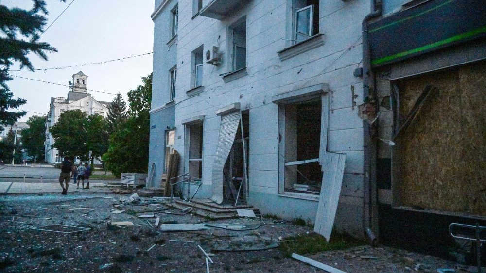 Uma fotografia mostra um prédio danificado após um ataque aéreo atingir a praça Myru (Paz) em frente ao Palácio da Cultura e Tecnologia e a Prefeitura no centro de Kramatorsk em 15 de julho de 2022, em meio à invasão russa da Ucrânia. - A Ucrânia disse em 15 de julho de 2022 que recebeu sua primeira entrega de um sofisticado sistema de lançamento de foguetes, somando-se a um crescente arsenal de artilharia de longo alcance fornecida pelo Ocidente, que Kyiv diz estar mudando a dinâmica no campo de batalha. (Foto: MIGUEL MEDINA/AFP)