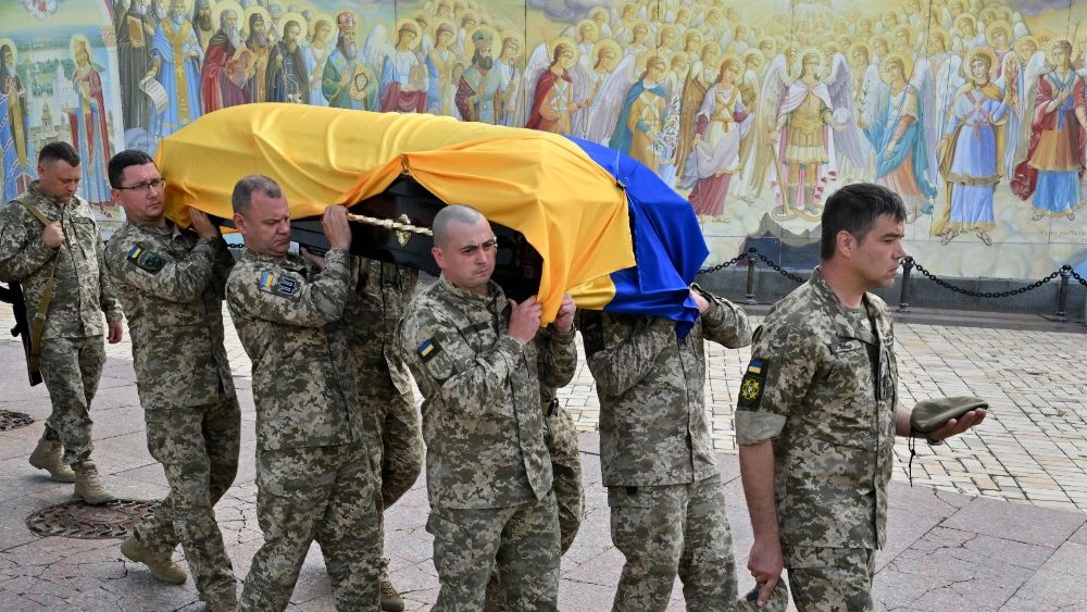 Militares ucranianos carregam caixão de um colega apelidado de Fanat durante seu funeral em Kyiv em 18 de julho de 2022. (Foto de Sergei SUPINSKY / AFP)