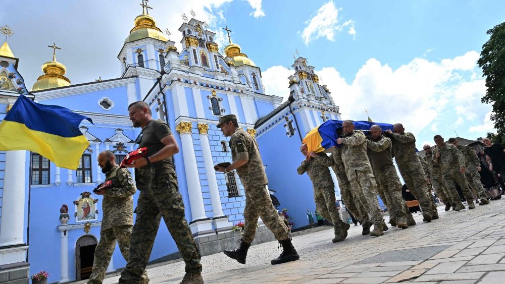 Militares ucranianos carregam caixão de um colega apelidado de Fanat durante seu funeral em Kyiv em 18 de julho de 2022. (Foto de Sergei SUPINSKY / AFP)