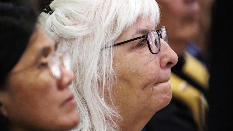 कनाडा के मूलवासी संत पापा के संदेश को सुनते हुए