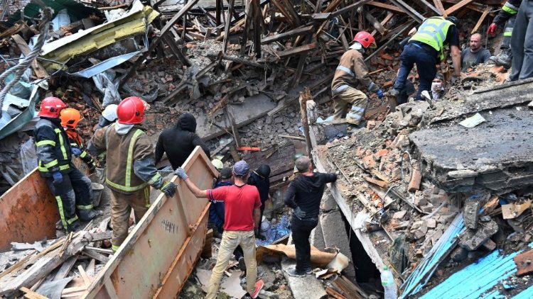 Nach einem russischen Raketenangriff auf ein Gebäude in der Nähe von Charkiw, Juli 2022