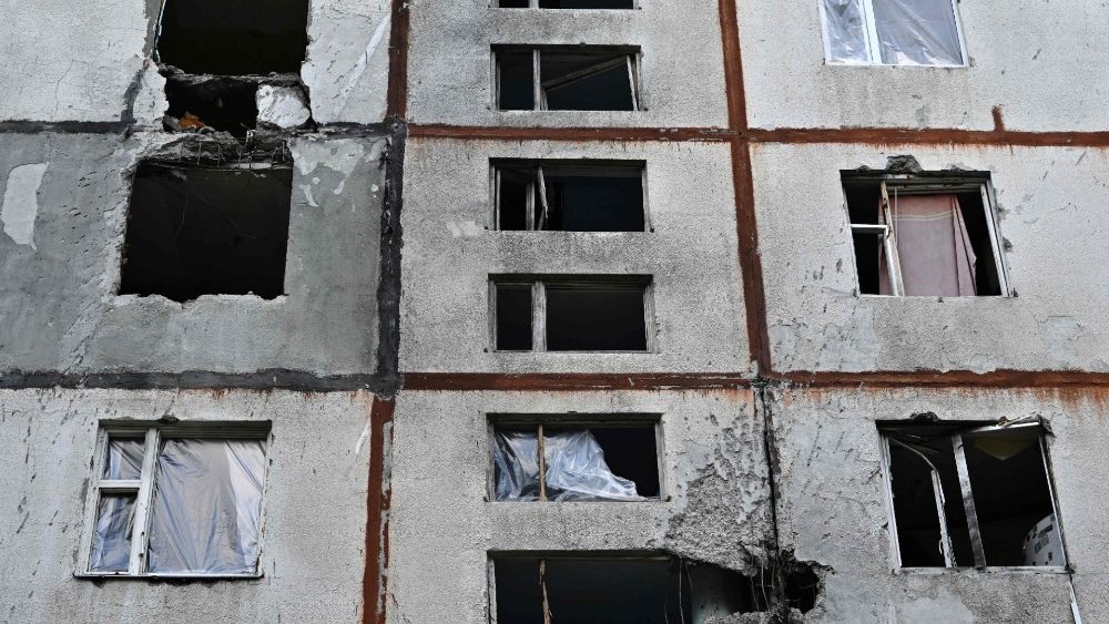 Esta fotografia tirada em 29 de julho de 2022 mostra um edifício residencial fortemente danificado em Saltivka, distrito ao norte da segunda maior cidade ucraniana de Kharkiv, em meio à invasão russa da Ucrânia. - Galyna Chorna soluça ao relatar o ataque com foguete que destruiu os apartamentos acima dela, quebrando suas janelas, sua porta e qualquer sinal de segurança a que ela ainda se agarrava. A mulher de 75 anos é a única moradora restante de seu bloco de nove andares em Saltivka, um dos maiores conjuntos habitacionais da Europa que tem sido implacavelmente bombardeado pela Rússia desde o início da invasão da Ucrânia em fevereiro. (Foto de Genya SAVILOV/AFP)