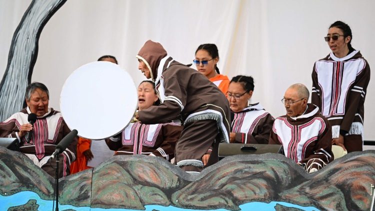 कार्यक्रम पेश करते हुए मूलवासी