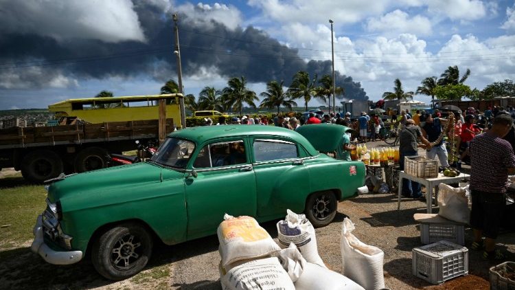 Ein Blitz hatte während eines Gewitters einen Treibstofftank im Hafen von Matanzas zur Explosion gebracht.