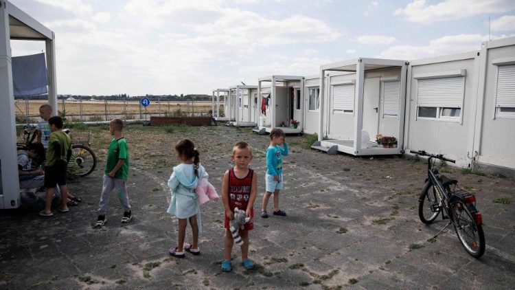 Kinder spielen bei Container-Unterkünften am Tempelhof Berlin (Aufnahme von 2022)
