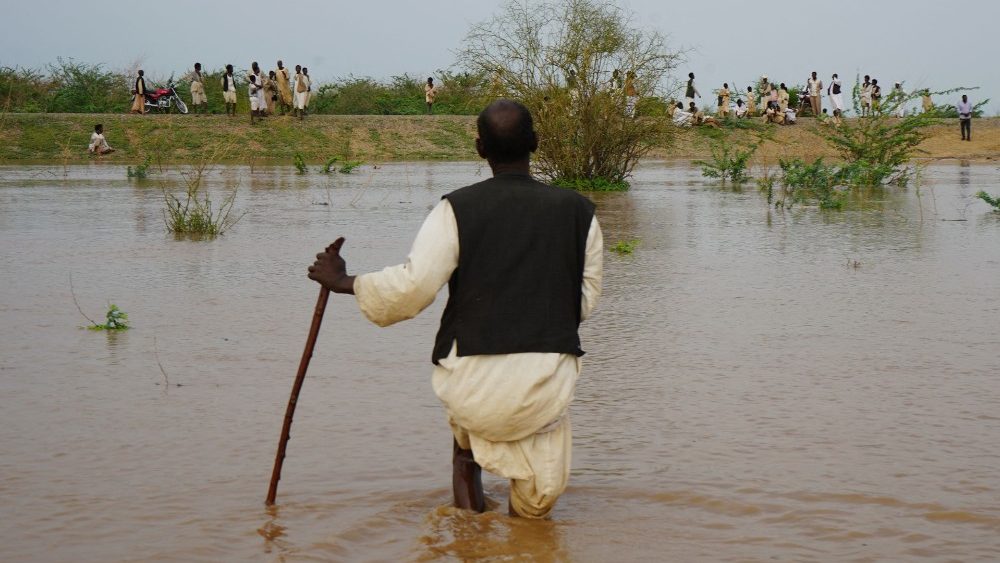 Um homem sudanês caminha por uma área inundada perto do rio al-Qash em 18 de agosto de 2022 em Aroma, no estado oriental de Kassala, uma das regiões mais afetadas no Sudão devido às chuvas torrenciais desta semana. - O número de mortos por inundações subiu para mais de 75 com fortes chuvas danificando dezenas de milhares de casas, segundo a polícia no início desta semana, embora chuvas torrenciais geralmente caiam no Sudão entre maio e outubro, quando o país enfrenta graves inundações, destruindo propriedade, infra-estrutura e culturas. (Foto de Hussein ERY/AFP)