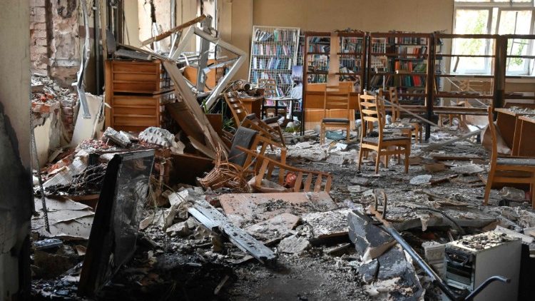 Esta fotografia tirada em 18 de agosto de 2022 mostra o interior do Palácio da Cultura destruído pelo ataque de mísseis russos na segunda maior cidade ucraniana de Kharkiv, em meio à invasão russa da Ucrânia. - Pelo menos quatro pessoas foram mortas e mais de uma dúzia ficaram feridas por bombardeios russos de manhã cedo na região nordeste da Ucrânia de Kharkiv, disse o governador. (Foto de SERGEY BOBOK/AFP)