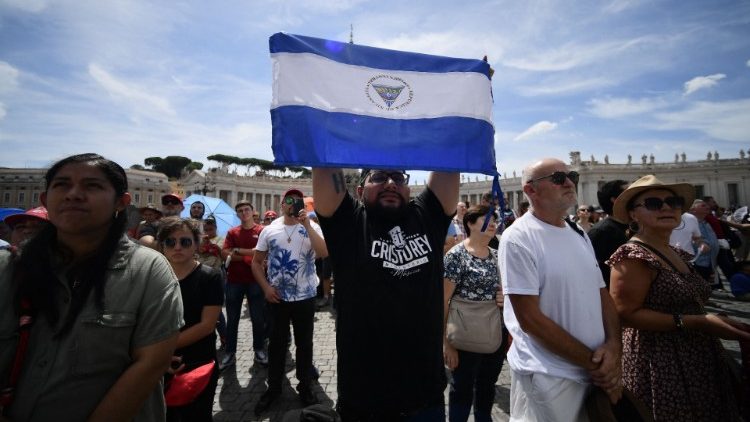 Pilger mit Nicaragua-Flagge beim Angelus-Gebet mit Papst Franziskus auf dem Petersplatz (21.8.2022) 
