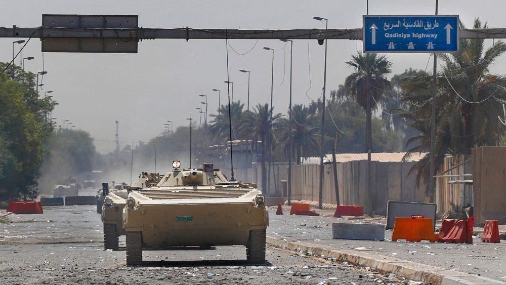 Veículos blindados de segurança iraquianos são fotografados durante confrontos com Saraya al-Salam (Brigada da Paz), ala militar afiliada ao clérigo xiita Moqtada al-Sadr, na Zona Verde de Bagdá em 30 de agosto de 2022. (Photo by Ahmad Al-rubaye / AFP)