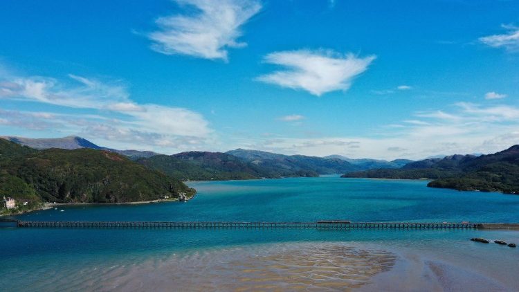 Un treno attraversa il ponte di Barmouth, sul fiume Mawddach, in Galles