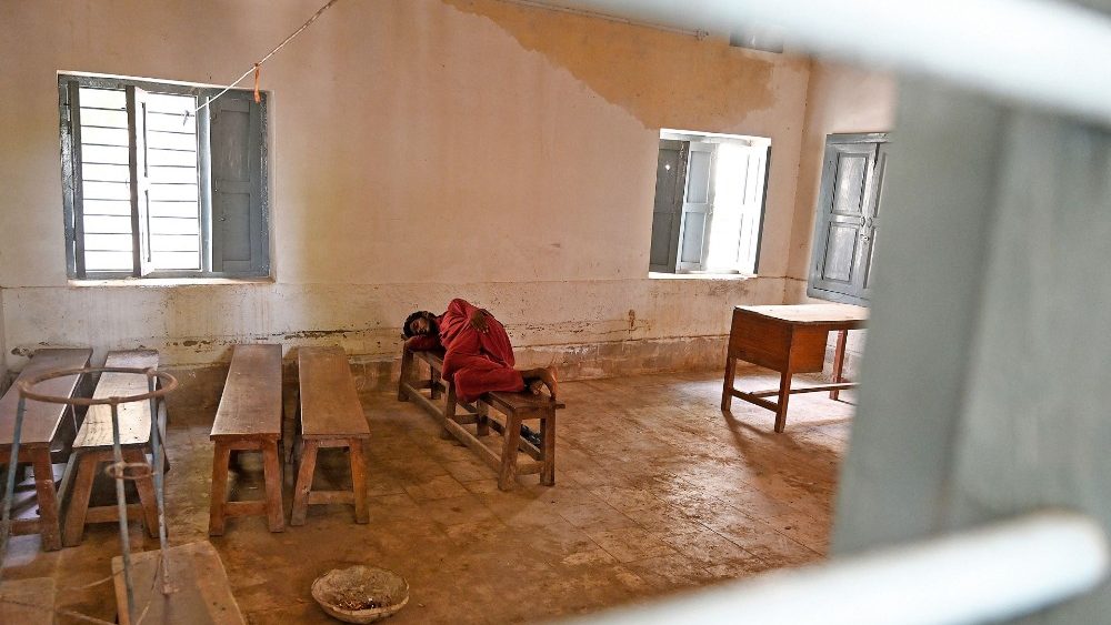 Um homem afetado pelas enchentes descansa enquanto se refugia em uma escola após fortes chuvas de monção em Jacobabad, província de Sindh, em 6 de setembro de 2022. (Foto de Aamir QURESHI / AFP)