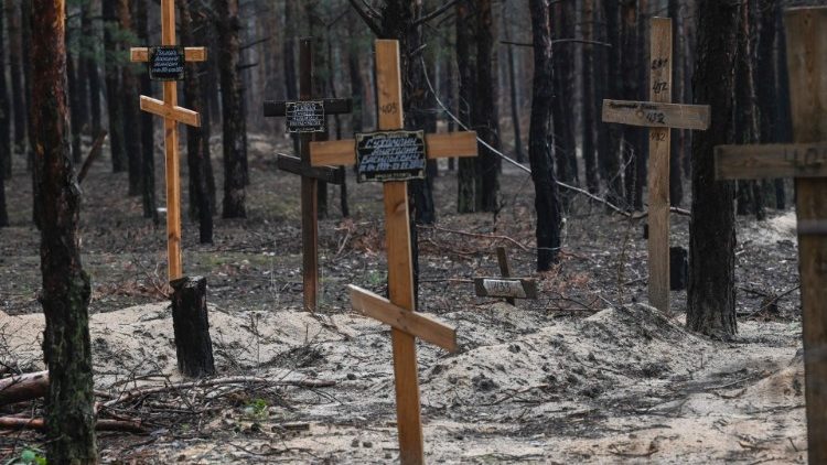 Esta fotografia tirada no leste da Ucrânia em 16 de setembro de 2022 mostra cruzes em um cemitério em uma floresta nos arredores de Izyum. - A Ucrânia disse em 16 de setembro de 2022 que havia contado 450 túmulos em apenas um local de enterro perto de Izyum depois de recapturar a cidade oriental dos russos. (Foto de Juan BARRETO/AFP)