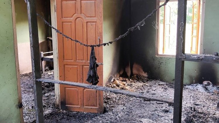 La scuola attaccata dagli eleicotteri militari in Myanmar