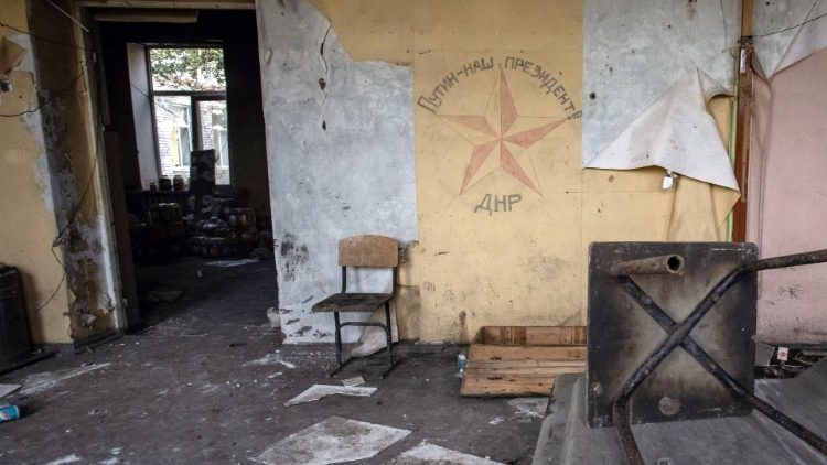 Esta fotografia tirada em 20 de setembro de 2022 mostra um slogan na parede, escrito pela autoproclamada República Popular de Donetsk (DNR), que diz em russo "Putin é nosso presidente" em uma escola usada pelas tropas russas como hospital improvisado em Mala Komyshuvakha, perto de Izyum, região de Kharkiv. (Foto de Yevhen TITOV/AFP)