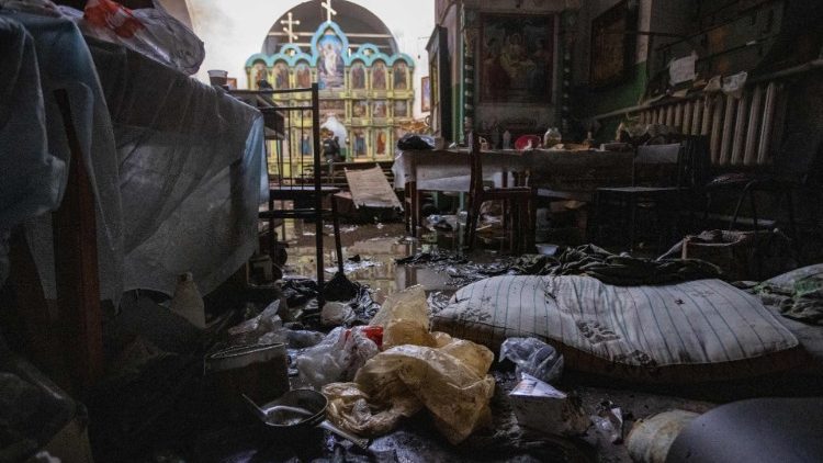 Esta fotografia tirada em 20 de setembro de 2022 mostra dentro de uma igreja usada pelas tropas russas como hospital improvisado em Mala Komyshuvakha, perto de Izyum, região de Kharkiv. (Foto de Yevhen TITOV/AFP)