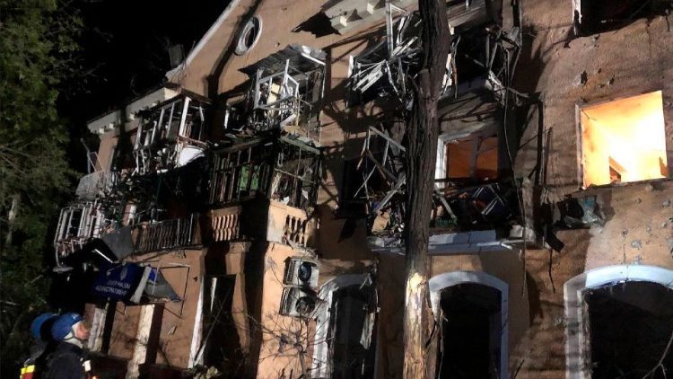 Esta foto tirada e divulgada pelos Serviços de Emergência Estatais da Ucrânia em 24 de setembro de 2022 mostra equipes de resgate perto de um prédio destruído, após um ataque com mísseis em Zaporizhzhia, em meio à invasão russa da Ucrânia. (Foto do Serviço de Emergência do Estado da Ucrânia/AFP)