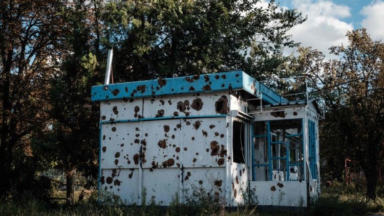 Esta fotografia tirada em 25 de setembro de 2022 mostra um prédio destruído em Izyum, região de Kharkiv, em meio à invasão russa da Ucrânia. (Foto de Yasuyoshi CHIBA/AFP)