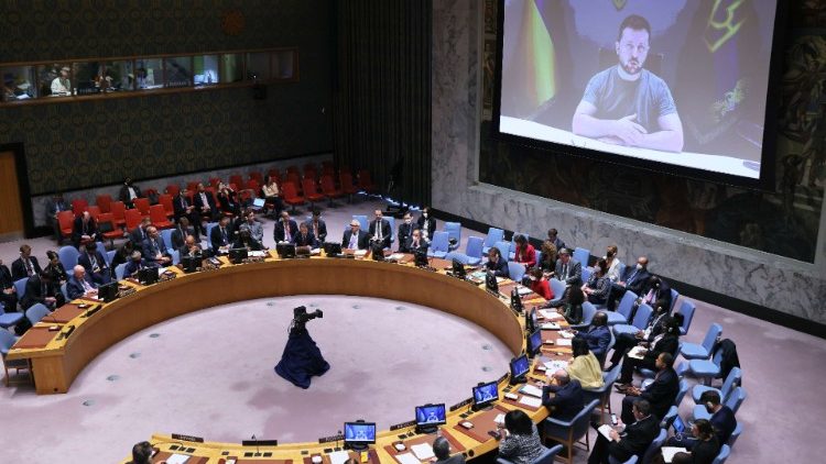 Il presidente ucraino Zelensky interviene con un videomessaggio al Consiglio di Sicurezza Onu (Afp)