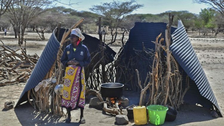 Una donna kenyana prepara il cibo