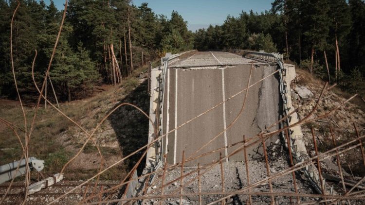 Uma ponte destruída é vista perto da cidade recentemente retomada de Lyman, na região de Donetsk, em 6 de outubro de 2022, em meio à invasão russa da Ucrânia. - O povo de Lyman, emergindo dos porões depois que a Ucrânia recapturou a cidade das forças russas, ficou confuso e temeroso tanto pela batalha quanto pela mudança do mapa político. (Foto de Yasuyoshi CHIBA/AFP)