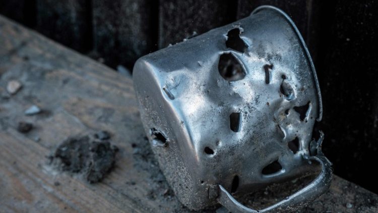 Um caneco com furos de bala encontrado em um posto de controle usado pelas forças russas durante a ocupação perto da cidade recentemente retomada de Lyman, na região de Donetsk, em 6 de outubro de 2022, em meio à invasão russa da Ucrânia. - O povo de Lyman, emergindo dos porões depois que a Ucrânia recapturou a cidade das forças russas, ficou confuso e temeroso tanto pela batalha quanto pela mudança do mapa político. (Foto de Yasuyoshi CHIBA/AFP)