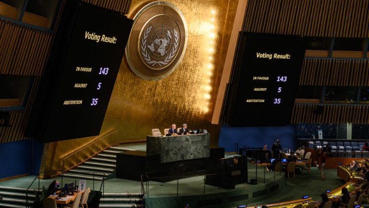 Sala Zgromadzenia Ogólnego ONZ: monitory pokazują wyniki głosowania nad rezolucją