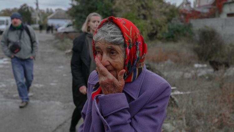 Uma mulher chora em uma rua após um ataque com foguete em Mykolaiv em 23 de outubro de 2022 durante a invasão russa da Ucrânia. (Foto de BULENT KILIC/AFP)