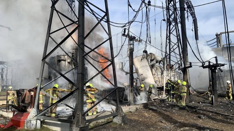 Esta foto divulgada em 22 de outubro de 2022 pelo canal Telegram do chefe da Administração Estatal Regional de Rivne, Vitaliy Koval, mostra bombeiros ucranianos extinguindo um incêndio em uma infraestrutura de energia danificada por um ataque de mísseis na região de Rivne. (Vitaliy Koval Telegram Channel / AFP)