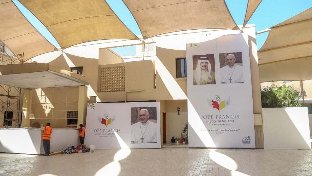 Prípravy na prijatie pápeža Františka v Kostole Najsvätejšieho Srdca v hlavnom meste Bahrajnu