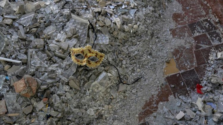 Esta fotografia mostra uma máscara no chão de uma escola na vila de Arkhanhelske, na região de Kherson, em 3 de novembro de 2022, anteriormente ocupada pelas forças russas. (Foto por BULENT KILIC/AFP)