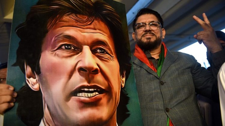 Ein Anhänger des Ex-Premiers zeigt bei einer Demo gegen den Anschlag das Bild des Politikers