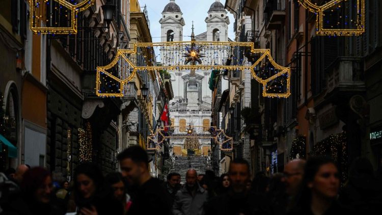 Weihnachten 2022: In der Innenstadt erledigen Römer und Touristen noch die letzten Weihnachseinkäufe