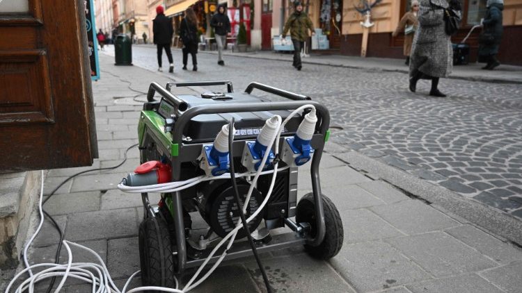 Un generatore portabile in funzione nell'ovest di Kiev, colpita come altre aree da black out