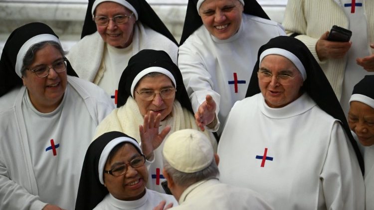 "A pessoa humana só pode encontrar-se verdadeiramente com a sua essência e autenticidade no encontro com o outro". (Photo by AFP/Fillipo Monteforte)