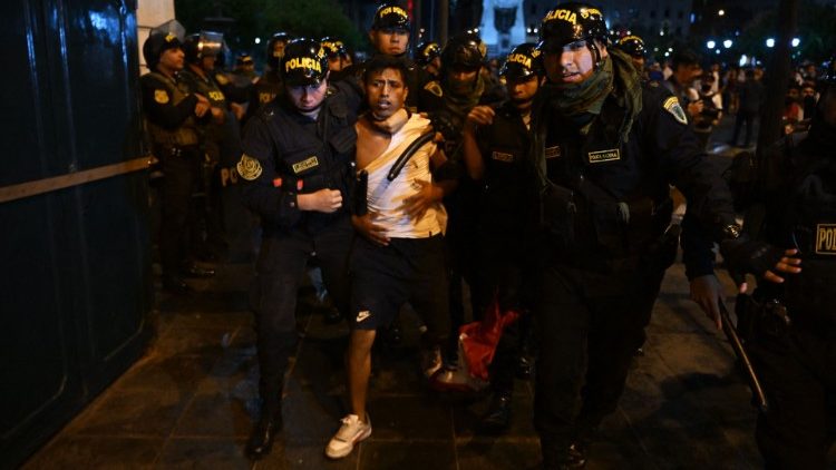 Policjanci aresztujący uczestnika demonstracji w Limie, 12 stycznia 2023