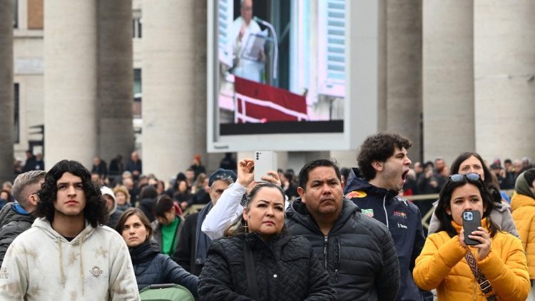 Verniki na Trgu sv. Petra med opoldansko molitvijo Angel Gospodov