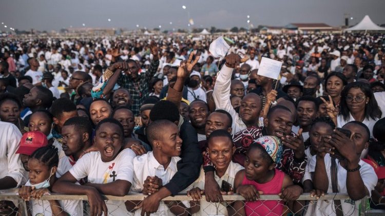 Մեծ թիւով հաւատացեալներ կը սպասեն Ֆրանչիսկոս Պապին