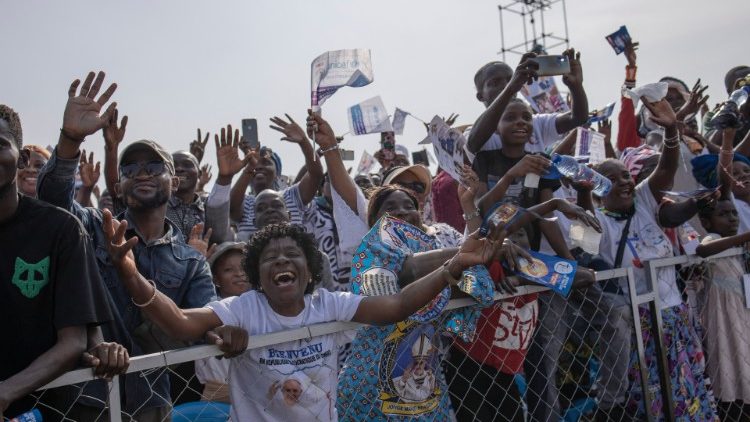 संत पापा फ्राँसिस का इन्तजार करते हुए डीआर कांगो निवासी