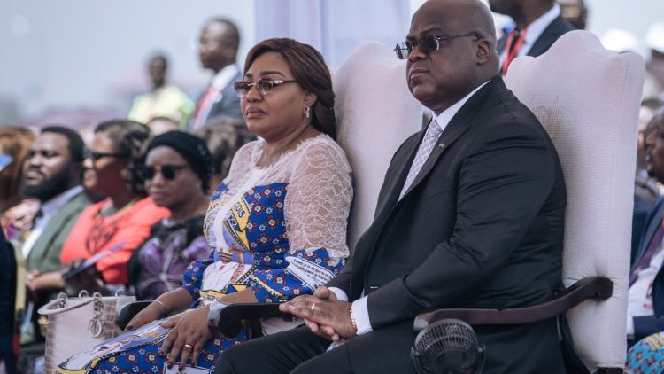 Prezydent DR Konga wraz z pierwszą damą podczas mszy papieskiej