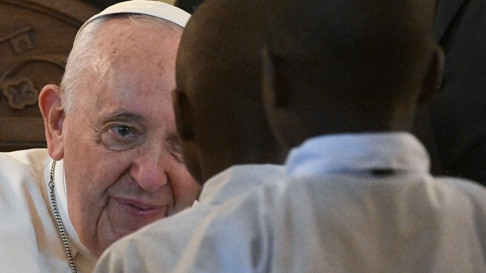 Францішак падчас сустрэчы з прадстаўнікамі дабрачынных арганізацый, прысутных у Дэмакратычнай Рэспубліцы Конга